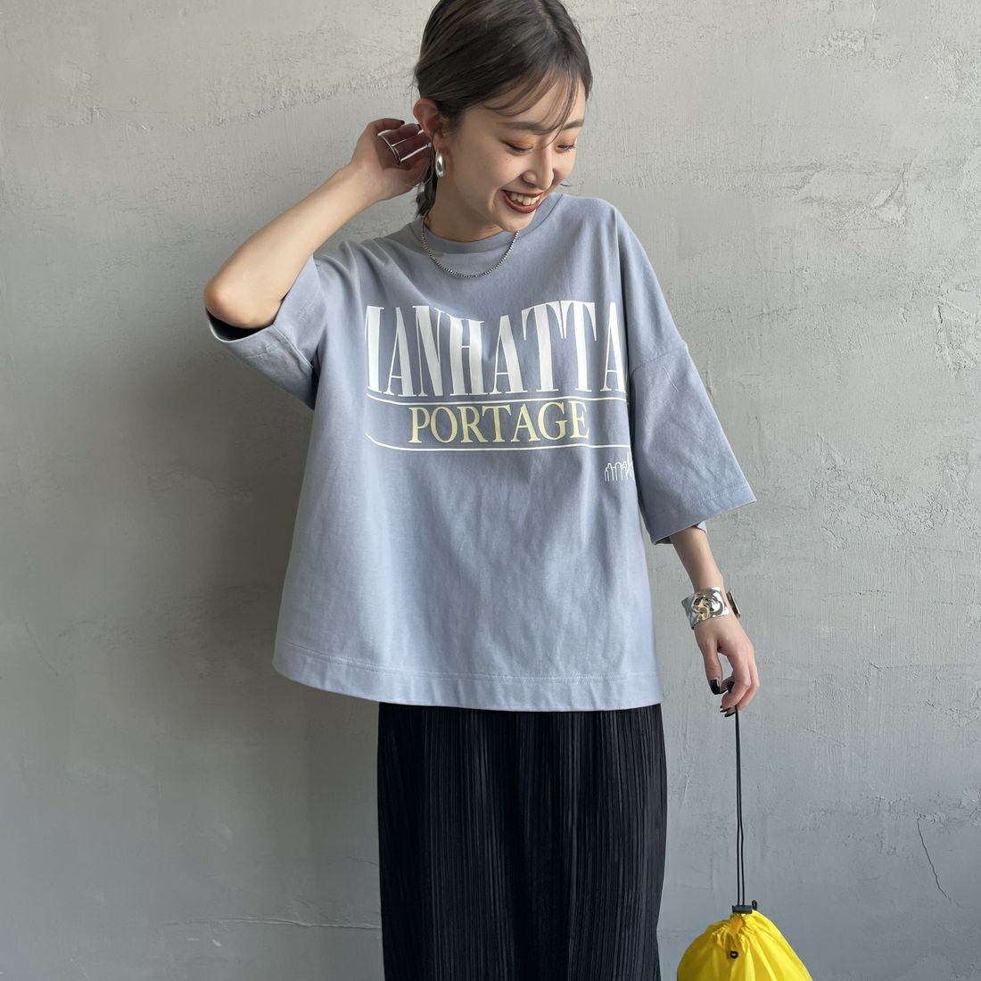MANHATTAN PORTAGE [マンハッタンポーテージ] 別注 ショート丈 ロゴプリントTシャツ [25SSMP-INL015-JF] GRAY &&モデル身長：150cm 着用サイズ：F&&