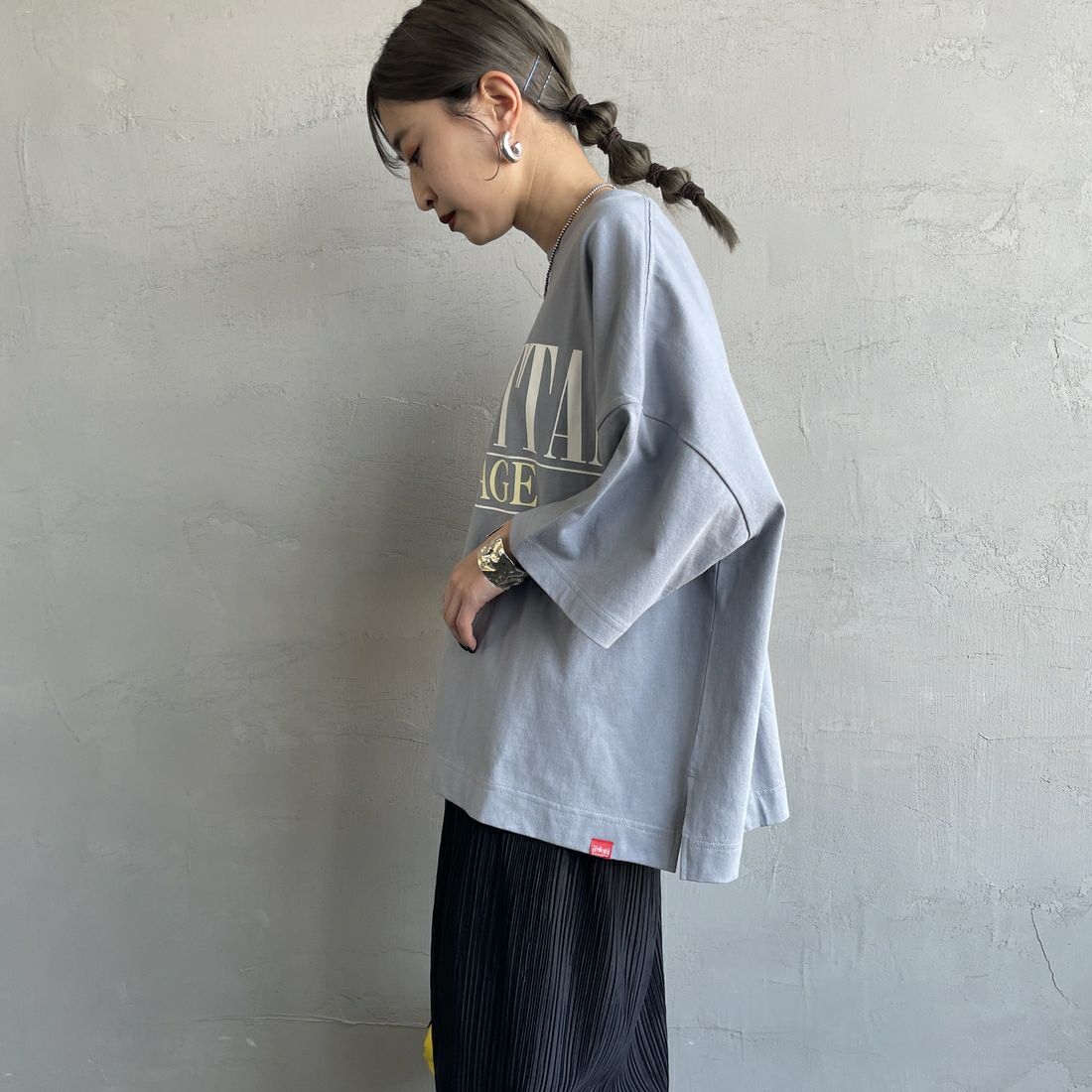 MANHATTAN PORTAGE [マンハッタンポーテージ] 別注 ショート丈 ロゴプリントTシャツ [25SSMP-INL015-JF] GRAY &&モデル身長：150cm 着用サイズ：F&&