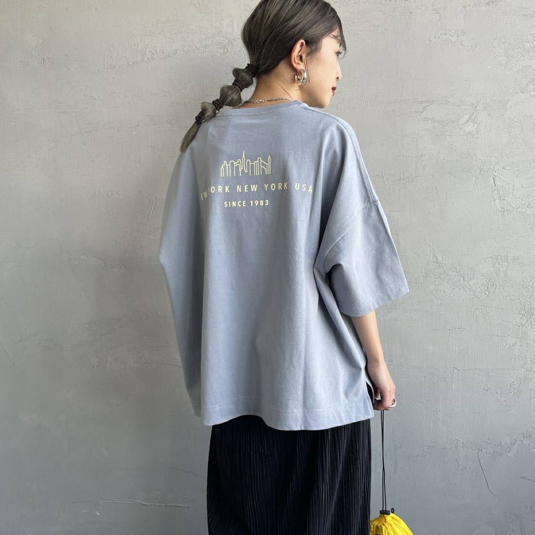 MANHATTAN PORTAGE [マンハッタンポーテージ] 別注 ショート丈 ロゴプリントTシャツ [25SSMP-INL015-JF] GRAY &&モデル身長：150cm 着用サイズ：F&&