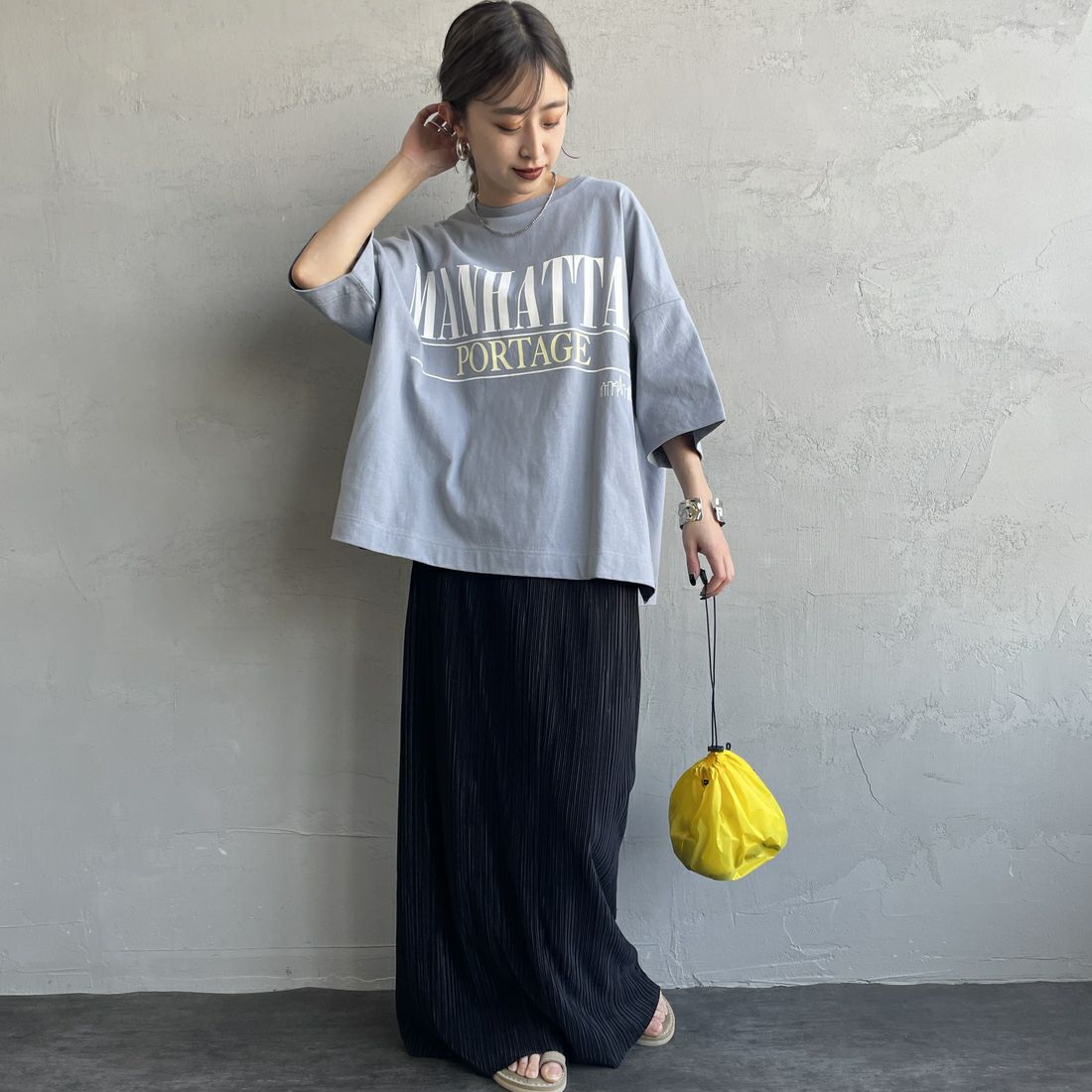 MANHATTAN PORTAGE [マンハッタンポーテージ] 別注 ショート丈 ロゴプリントTシャツ [25SSMP-INL015-JF] GRAY &&モデル身長：150cm 着用サイズ：F&&