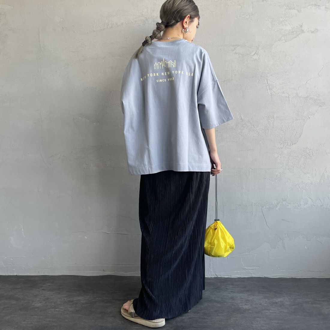 MANHATTAN PORTAGE [マンハッタンポーテージ] 別注 ショート丈 ロゴプリントTシャツ [25SSMP-INL015-JF] GRAY &&モデル身長：150cm 着用サイズ：F&&