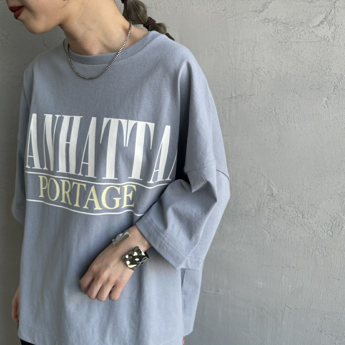 MANHATTAN PORTAGE [マンハッタンポーテージ] 別注 ショート丈 ロゴプリントTシャツ [25SSMP-INL015-JF] GRAY &&モデル身長：150cm 着用サイズ：F&&