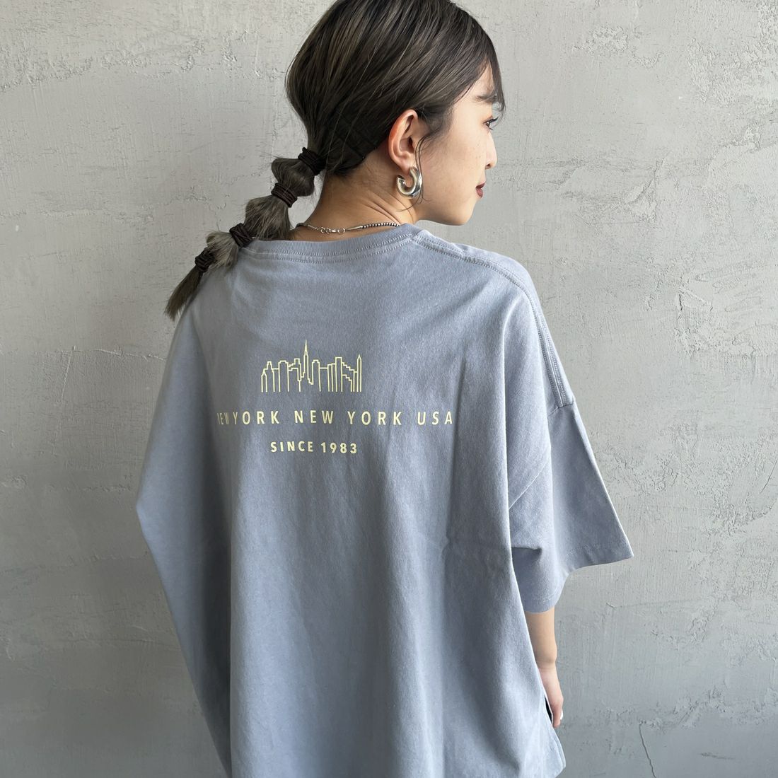 MANHATTAN PORTAGE [マンハッタンポーテージ] 別注 ショート丈 ロゴプリントTシャツ [25SSMP-INL015-JF] GRAY &&モデル身長：150cm 着用サイズ：F&&