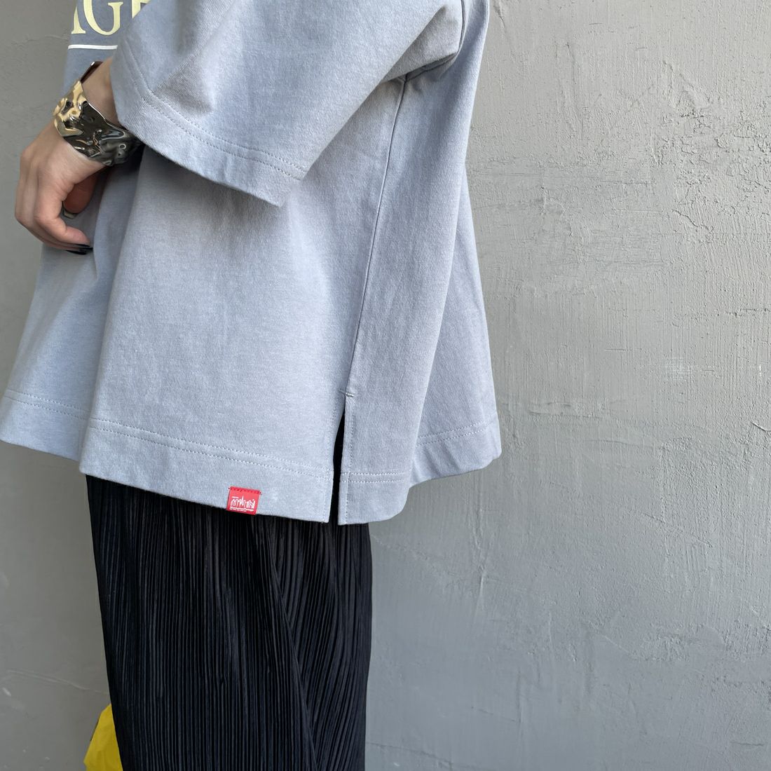 MANHATTAN PORTAGE [マンハッタンポーテージ] 別注 ショート丈 ロゴプリントTシャツ [25SSMP-INL015-JF] GRAY &&モデル身長：150cm 着用サイズ：F&&