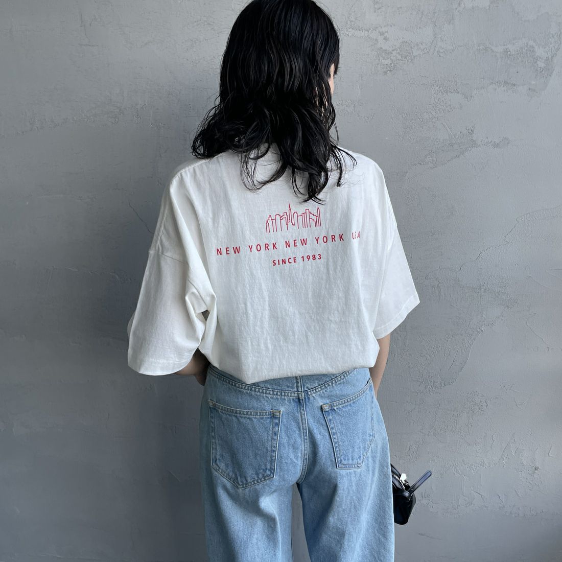 MANHATTAN PORTAGE [マンハッタンポーテージ] 別注 ショート丈 ロゴプリントTシャツ [25SSMP-INL015-JF] WHITE &&モデル身長：160cm 着用サイズ：F&&