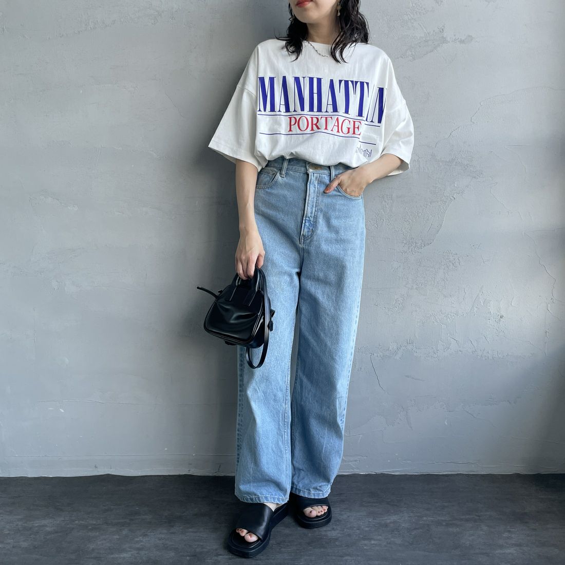 MANHATTAN PORTAGE [マンハッタンポーテージ] 別注 ショート丈 ロゴプリントTシャツ [25SSMP-INL015-JF] WHITE &&モデル身長：160cm 着用サイズ：F&&