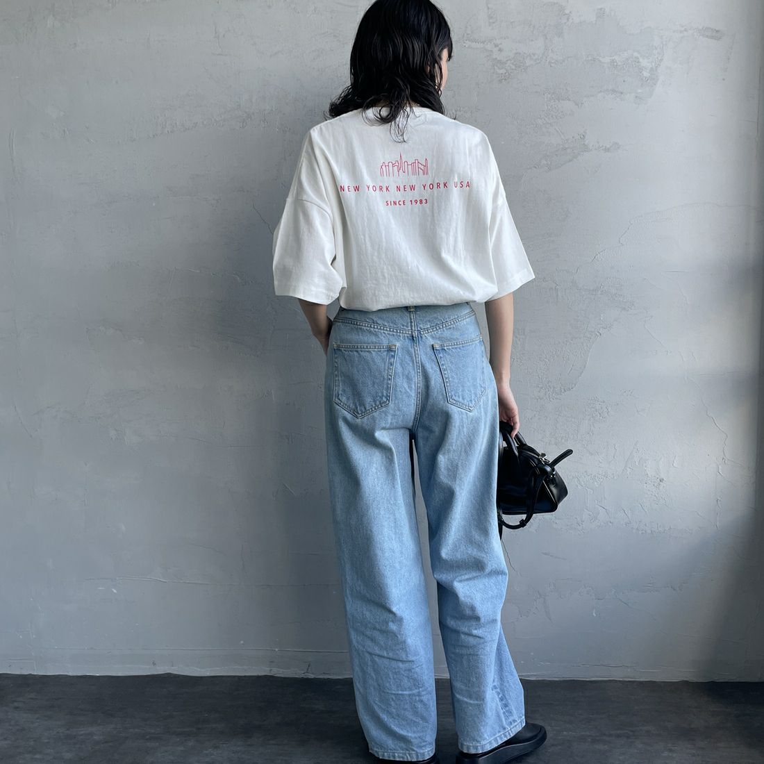 MANHATTAN PORTAGE [マンハッタンポーテージ] 別注 ショート丈 ロゴプリントTシャツ [25SSMP-INL015-JF] WHITE &&モデル身長：160cm 着用サイズ：F&&