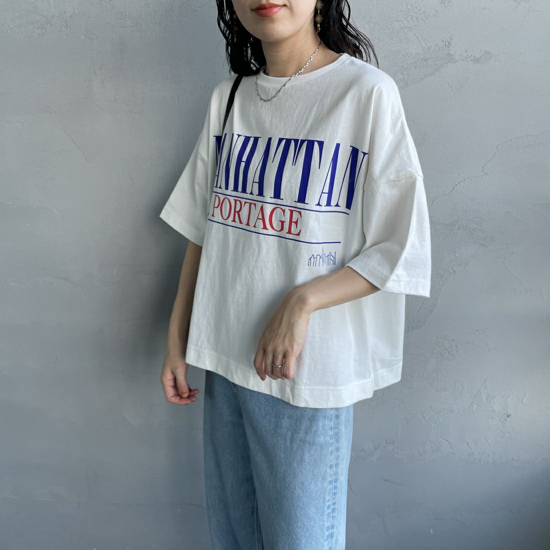 MANHATTAN PORTAGE [マンハッタンポーテージ] 別注 ショート丈 ロゴプリントTシャツ [25SSMP-INL015-JF] WHITE &&モデル身長：160cm 着用サイズ：F&&