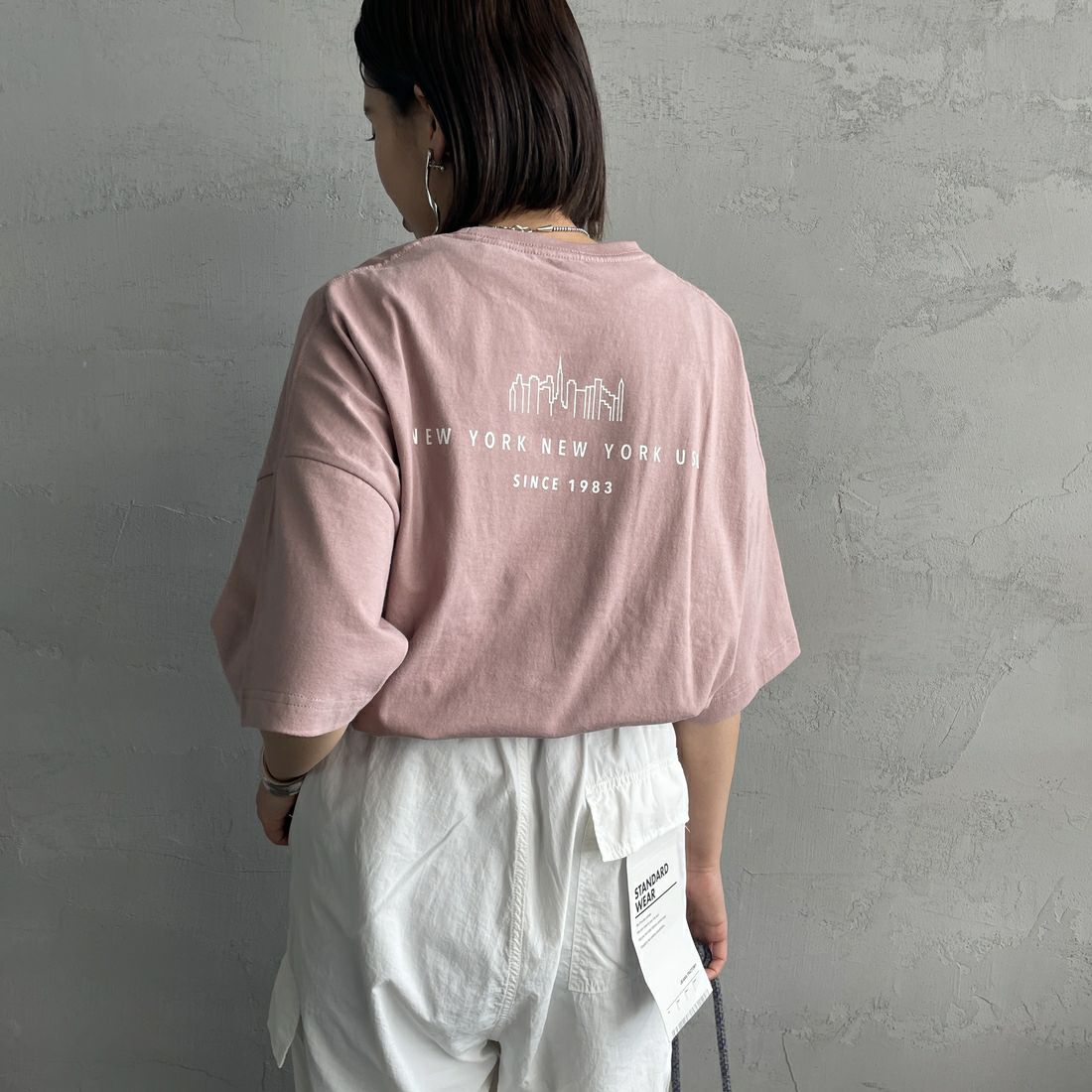 MANHATTAN PORTAGE [マンハッタンポーテージ] 別注 ショート丈 ロゴプリントTシャツ [25SSMP-INL015-JF] PINK &&モデル身長：159cm 着用サイズ：F&&