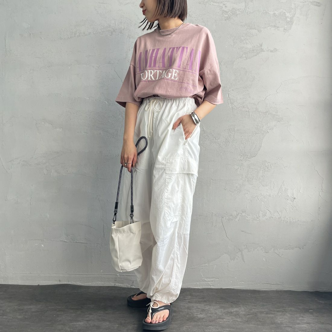MANHATTAN PORTAGE [マンハッタンポーテージ] 別注 ショート丈 ロゴプリントTシャツ [25SSMP-INL015-JF] PINK &&モデル身長：159cm 着用サイズ：F&&
