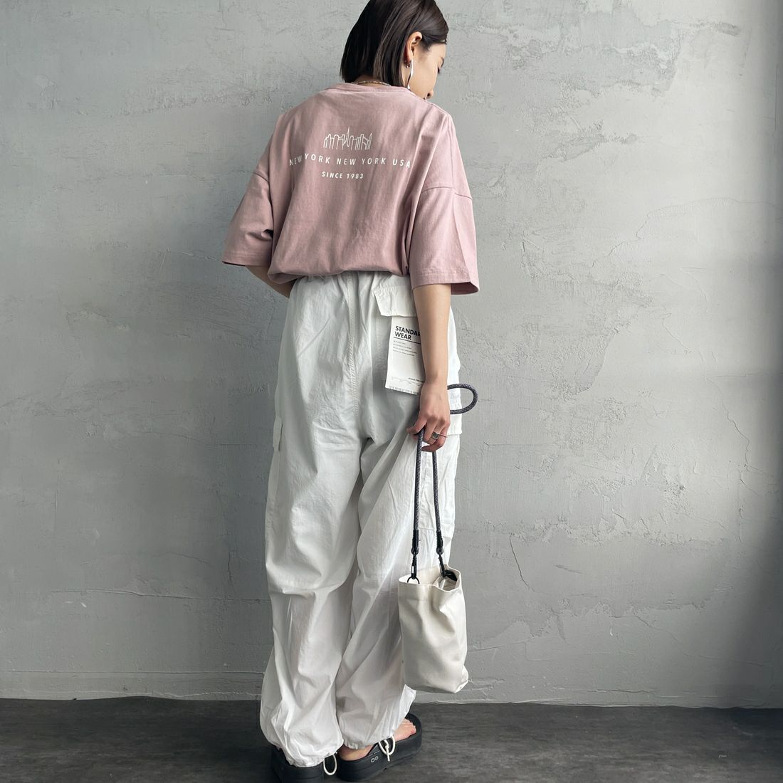 MANHATTAN PORTAGE [マンハッタンポーテージ] 別注 ショート丈 ロゴプリントTシャツ [25SSMP-INL015-JF] PINK &&モデル身長：159cm 着用サイズ：F&&