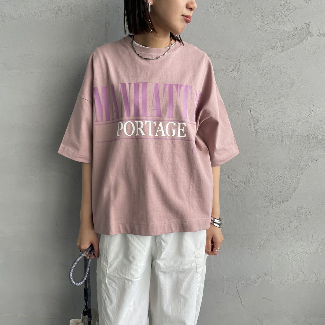 MANHATTAN PORTAGE [マンハッタンポーテージ] 別注 ショート丈 ロゴプリントTシャツ [25SSMP-INL015-JF] PINK &&モデル身長：159cm 着用サイズ：F&&