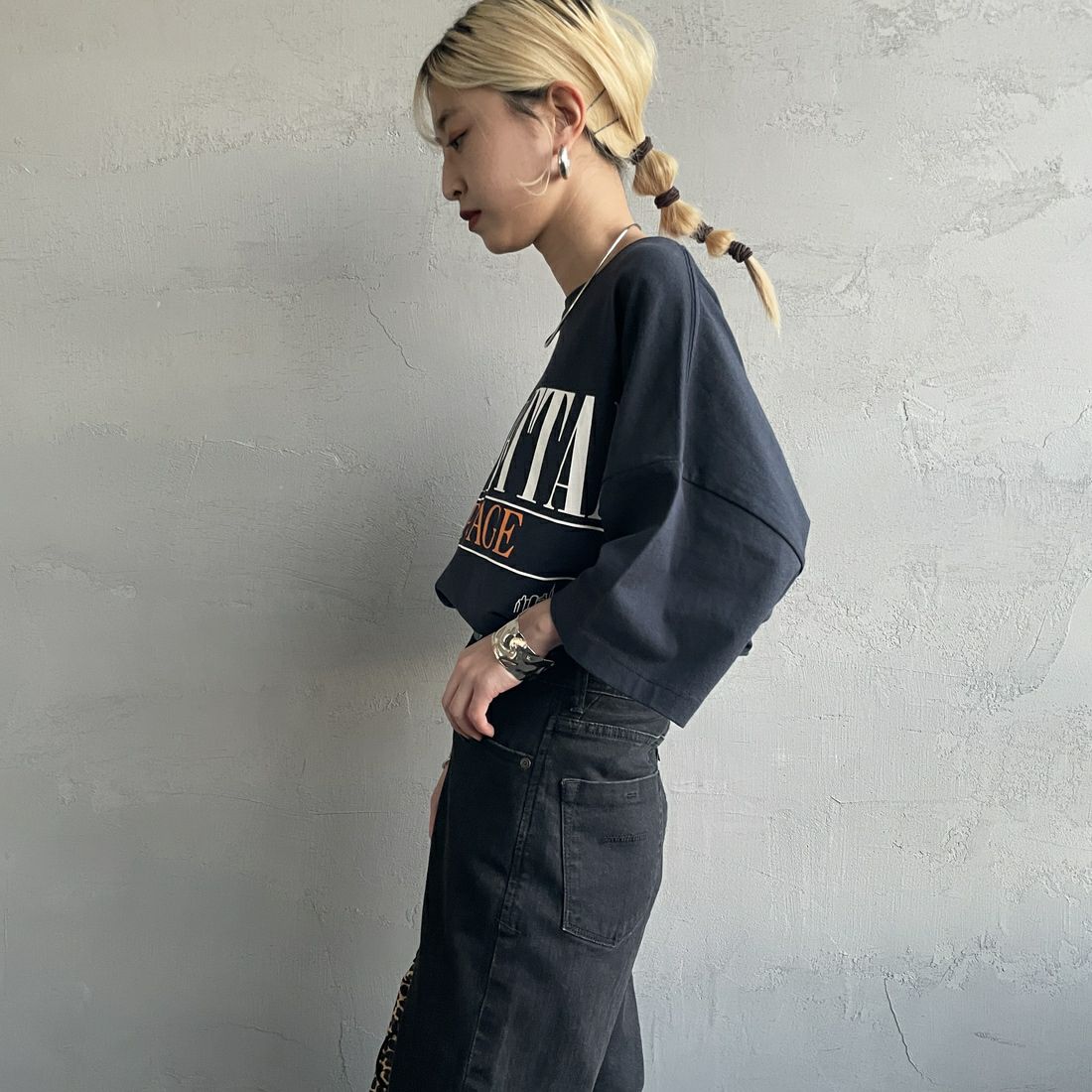 MANHATTAN PORTAGE [マンハッタンポーテージ] 別注 ショート丈 ロゴプリントTシャツ [25SSMP-INL015-JF] NAVY &&モデル身長：150cm 着用サイズ：F&&