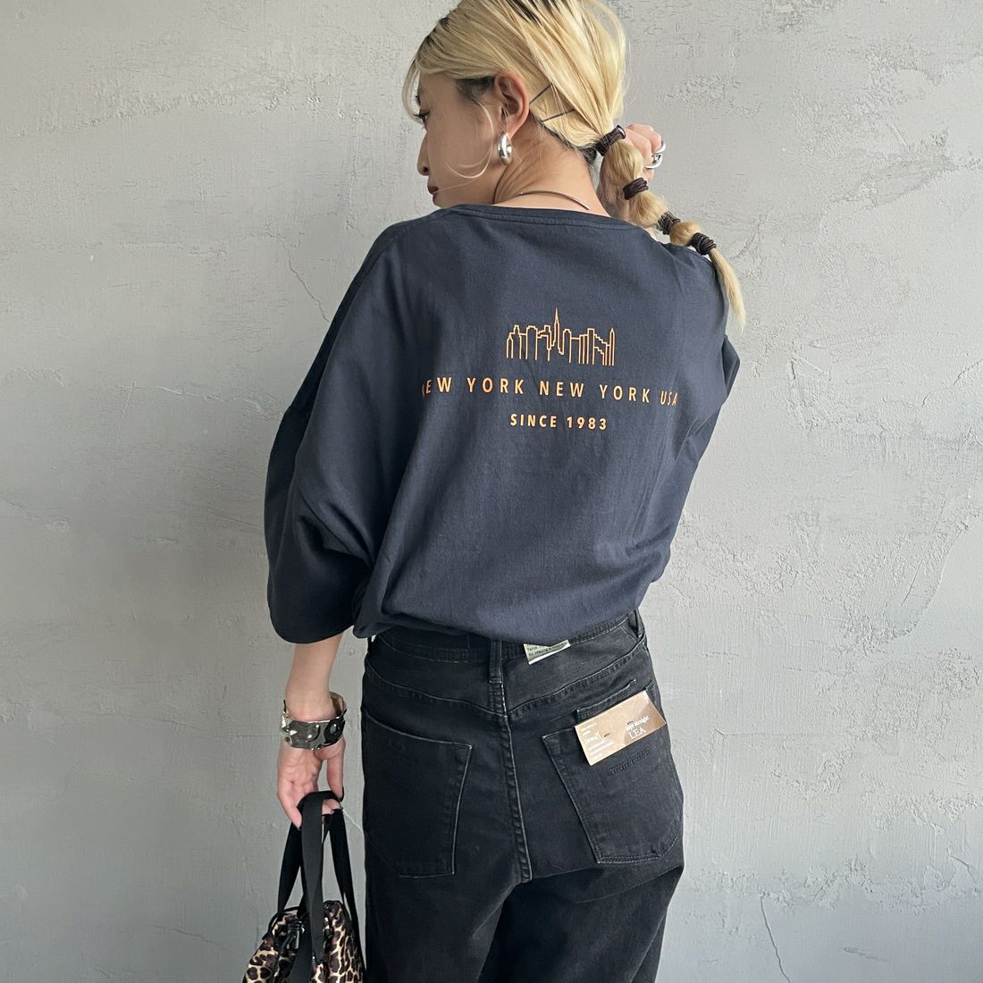 MANHATTAN PORTAGE [マンハッタンポーテージ] 別注 ショート丈 ロゴプリントTシャツ [25SSMP-INL015-JF] NAVY &&モデル身長：150cm 着用サイズ：F&&