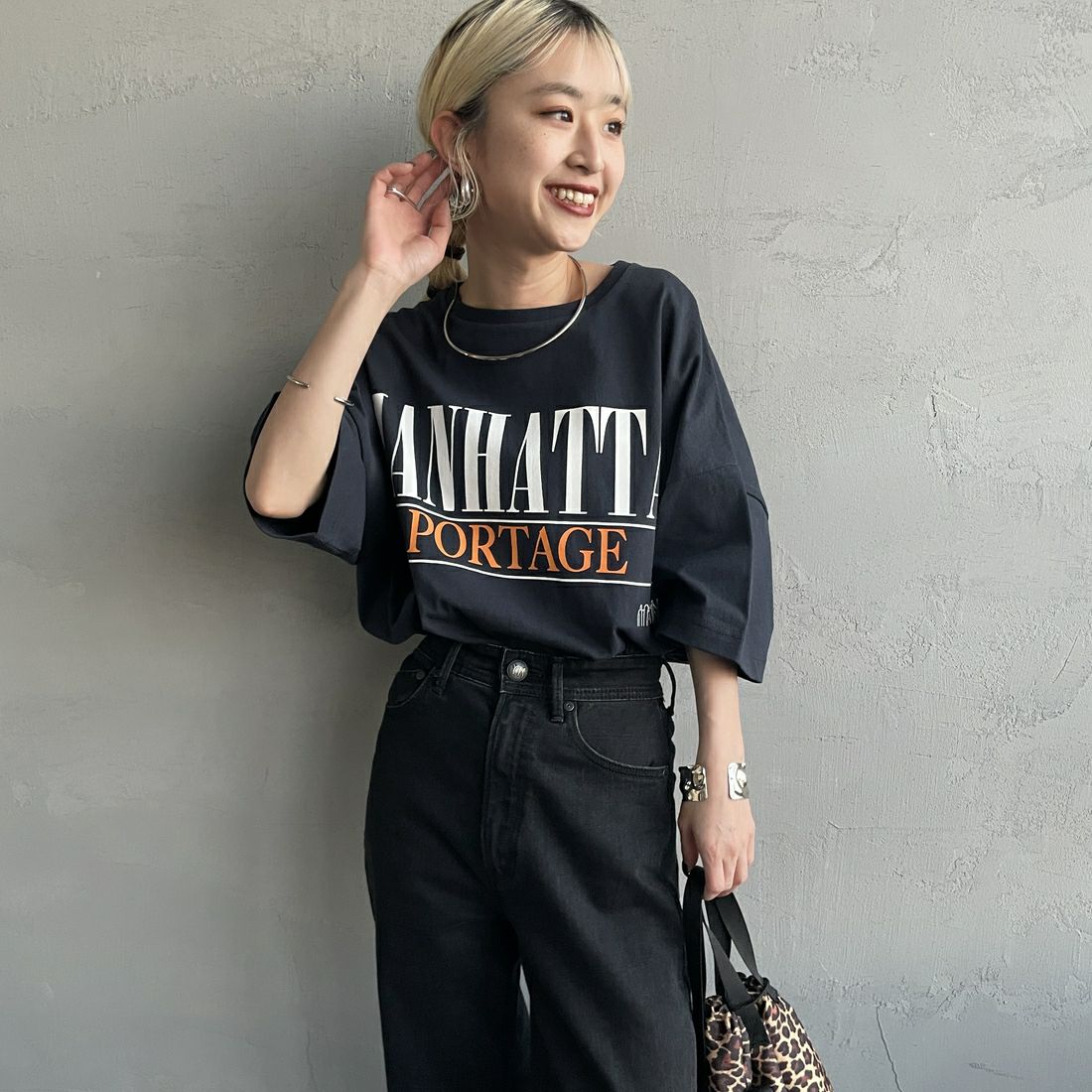 MANHATTAN PORTAGE [マンハッタンポーテージ] 別注 ショート丈 ロゴプリントTシャツ [25SSMP-INL015-JF] NAVY &&モデル身長：150cm 着用サイズ：F&&