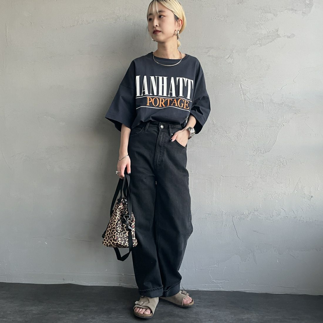 MANHATTAN PORTAGE [マンハッタンポーテージ] 別注 ショート丈 ロゴプリントTシャツ [25SSMP-INL015-JF] NAVY &&モデル身長：150cm 着用サイズ：F&&