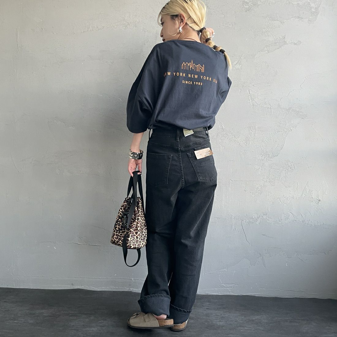 MANHATTAN PORTAGE [マンハッタンポーテージ] 別注 ショート丈 ロゴプリントTシャツ [25SSMP-INL015-JF] NAVY &&モデル身長：150cm 着用サイズ：F&&