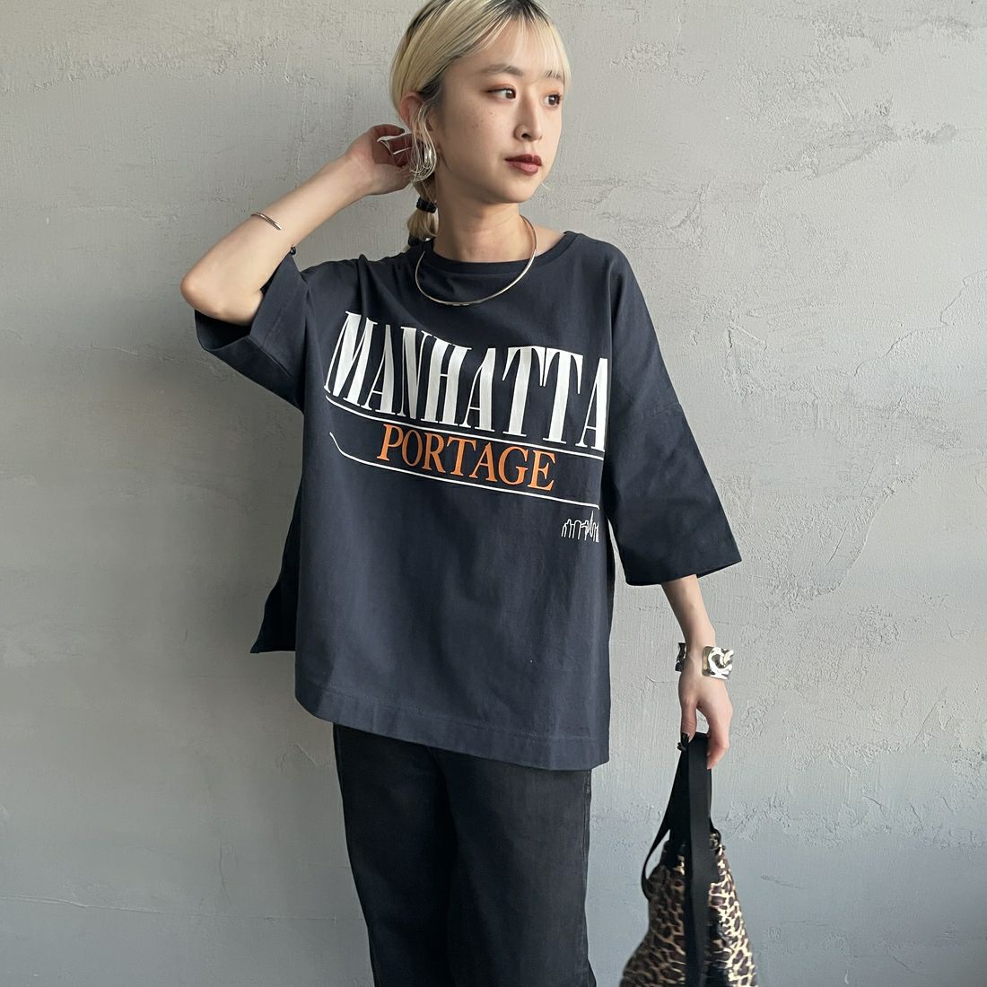 MANHATTAN PORTAGE [マンハッタンポーテージ] 別注 ショート丈 ロゴプリントTシャツ [25SSMP-INL015-JF] NAVY &&モデル身長：150cm 着用サイズ：F&&