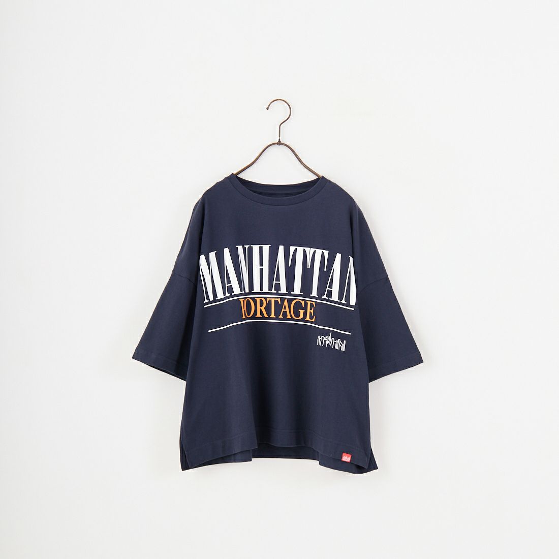 MANHATTAN PORTAGE [マンハッタンポーテージ] 別注 ショート丈 ロゴプリントTシャツ [25SSMP-INL015-JF] NAVY