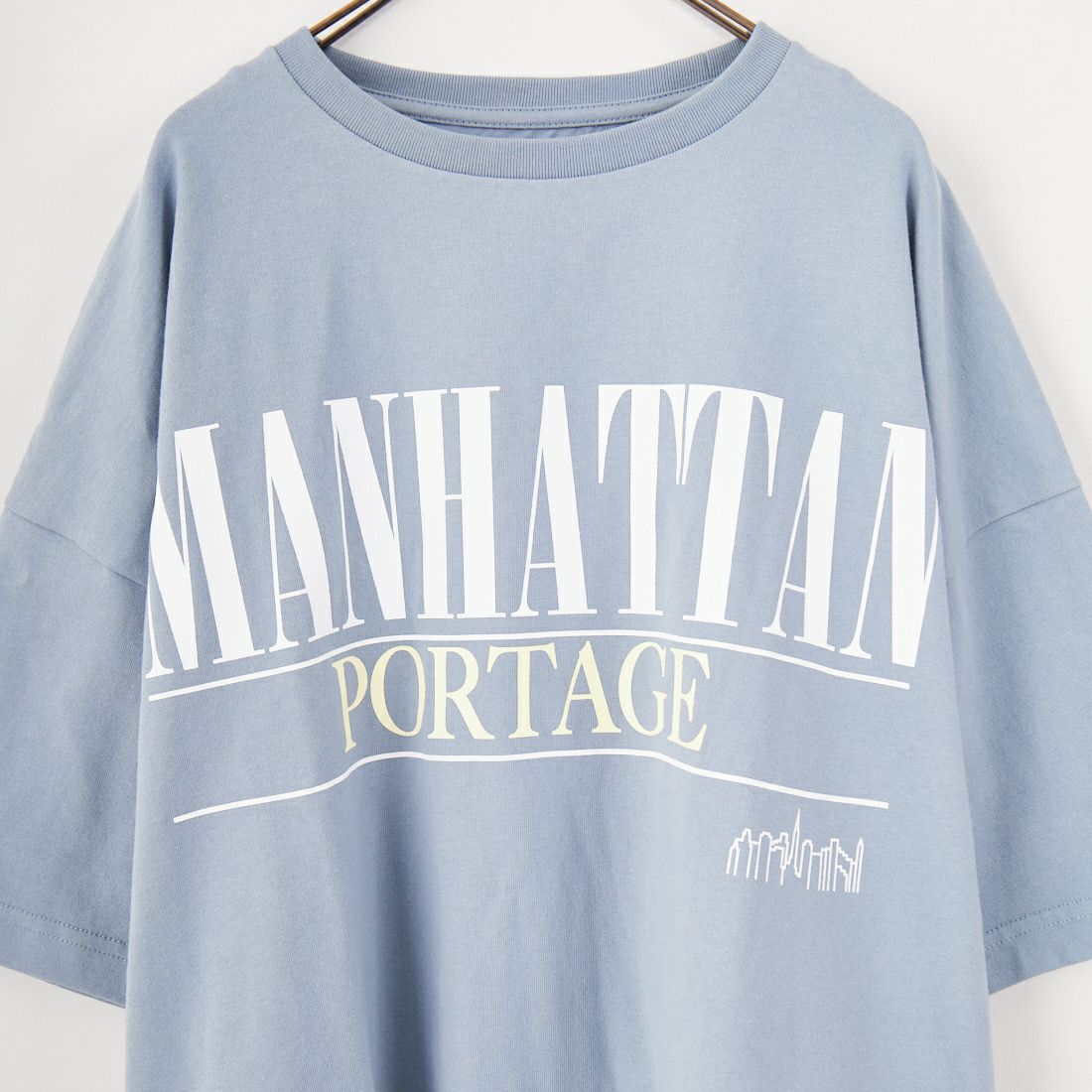 MANHATTAN PORTAGE [マンハッタンポーテージ] 別注 ショート丈 ロゴプリントTシャツ [25SSMP-INL015-JF] GRAY