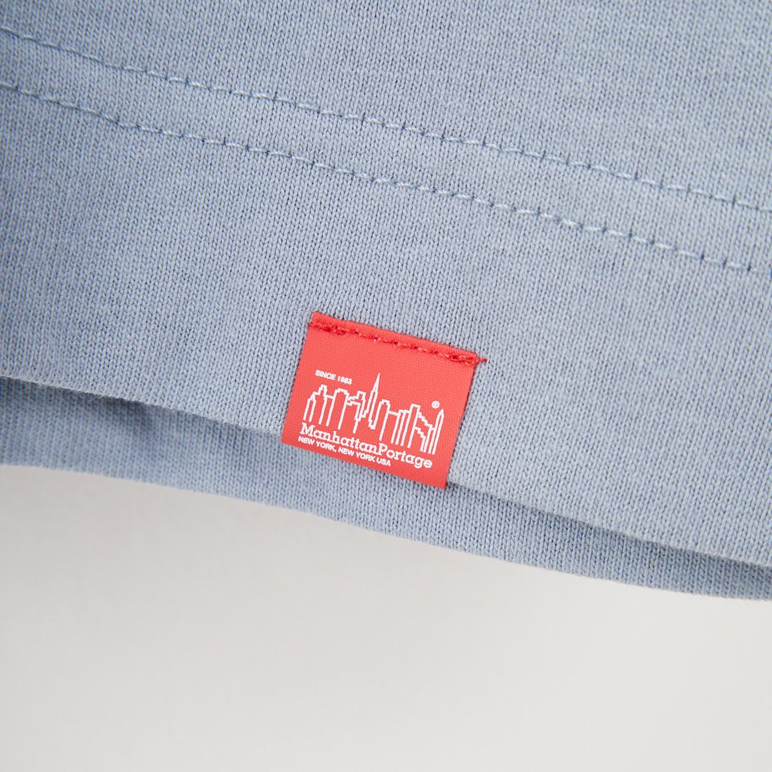 MANHATTAN PORTAGE [マンハッタンポーテージ] 別注 ショート丈 ロゴプリントTシャツ [25SSMP-INL015-JF] GRAY