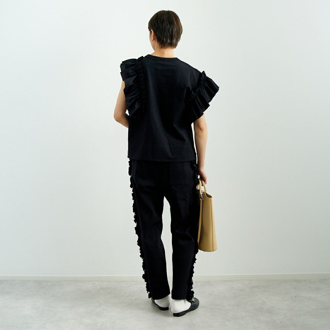 RhodolirioN [ロドリリオン] スワローアシンメトリック フリルスリーブトップス [QT1068] B BLACK &&モデル身長：160cm 着用サイズ：0&&