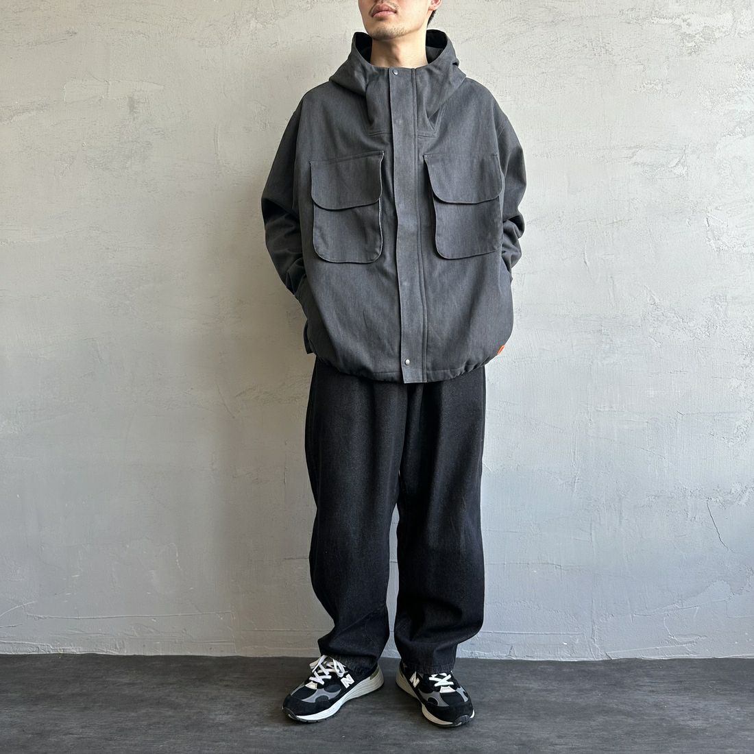 UNIVERSAL OVERALL [ユニバーサルオーバーオール] 別注 アクティブワークジャケット [U2431500IN-JF] CHARCOAL &&モデル身長：168cm 着用サイズ：M&&