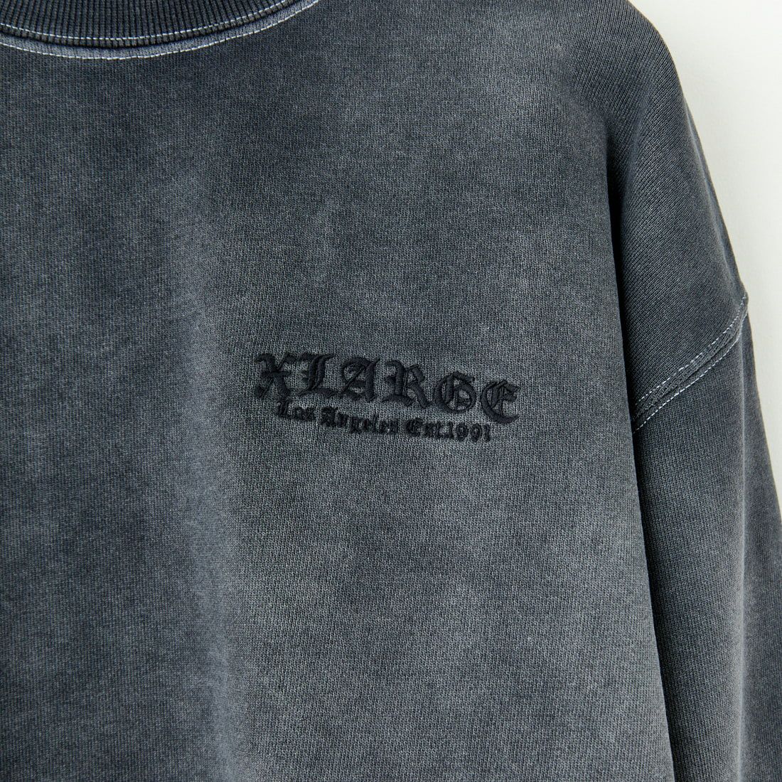 XLARGE [エクストララージ] OLD ENGLISH BLEACHED クルーネックスウェットシャツ [101244012012] BLACK
