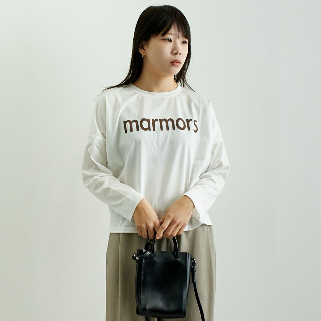 marmors [マルモア] ロゴ ロングスリーブTシャツ [0225109003] WHITE &&モデル身長：167cm 着用サイズ：36&&