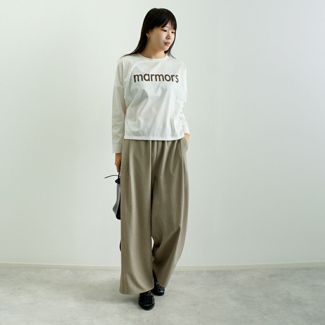 marmors [マルモア] ロゴ ロングスリーブTシャツ [0225109003] WHITE &&モデル身長：167cm 着用サイズ：36&&