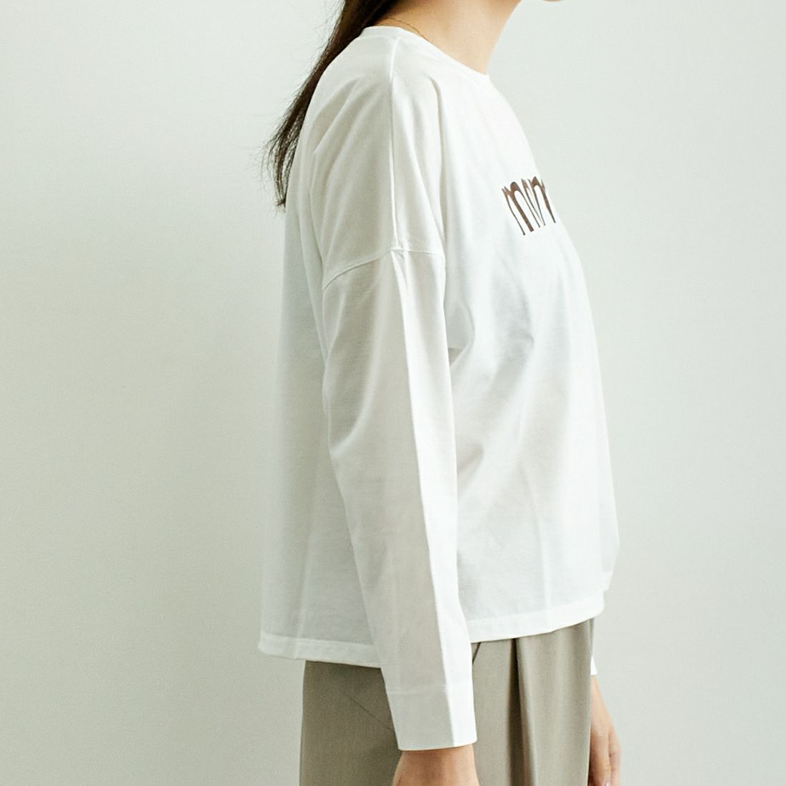 marmors [マルモア] ロゴ ロングスリーブTシャツ [0225109003] WHITE &&モデル身長：167cm 着用サイズ：36&&