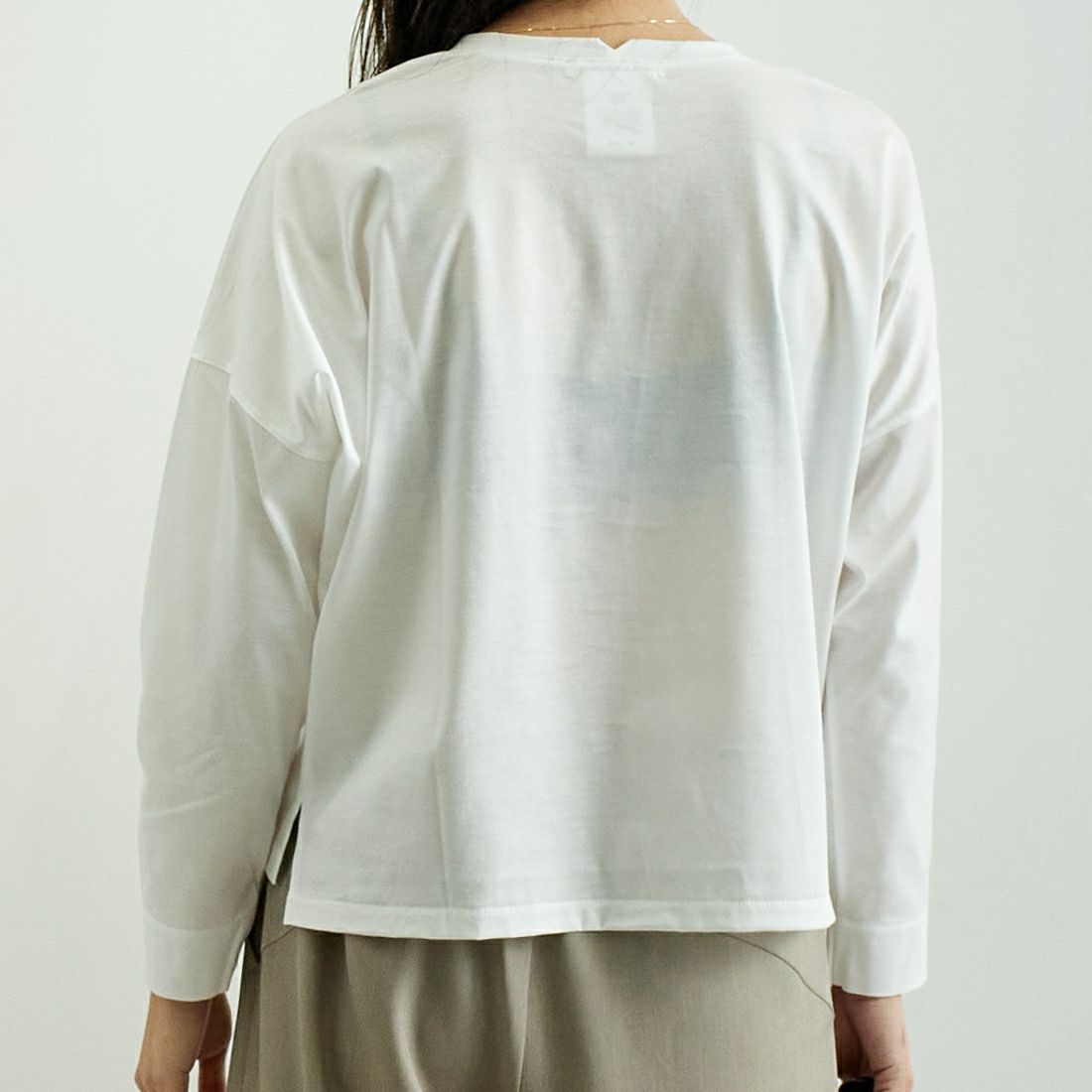 marmors [マルモア] ロゴ ロングスリーブTシャツ [0225109003] WHITE &&モデル身長：167cm 着用サイズ：36&&