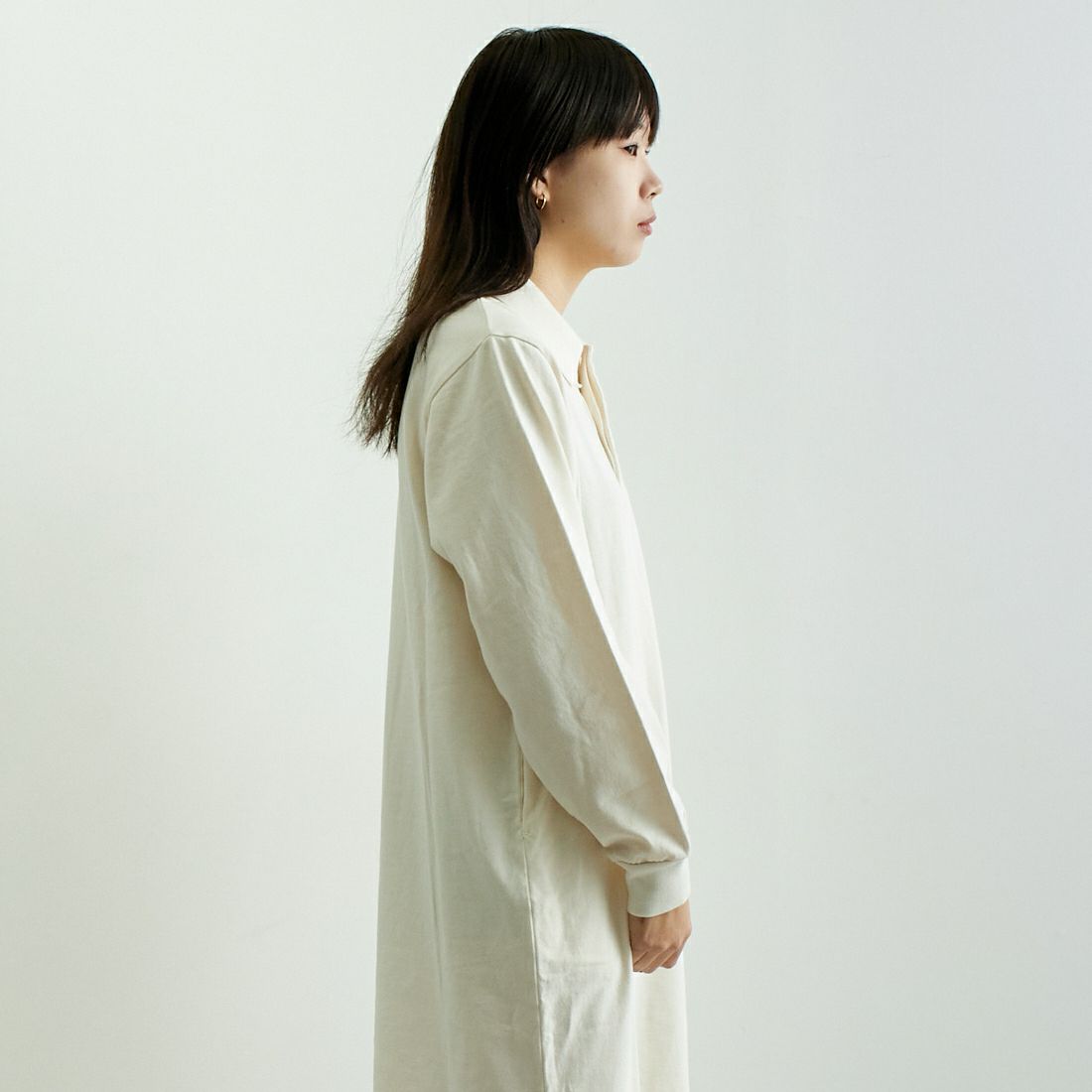 blurhms ROOTSTOCK [ブラームス ルーツストック] クラシック ラグビードレス [BROOTS25S002W] 01 D.IVORY &&モデル身長：167cm 着用サイズ：0&&