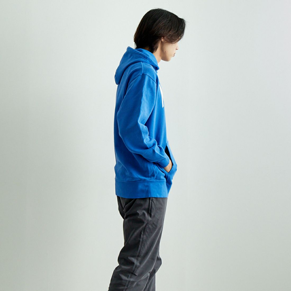 NEW VINTAGE GOLF [ニュービンテージゴルフ] ロゴスウェットフーディ [NVG-0304] BLUE &&モデル身長：179cm 着用サイズ：L&&