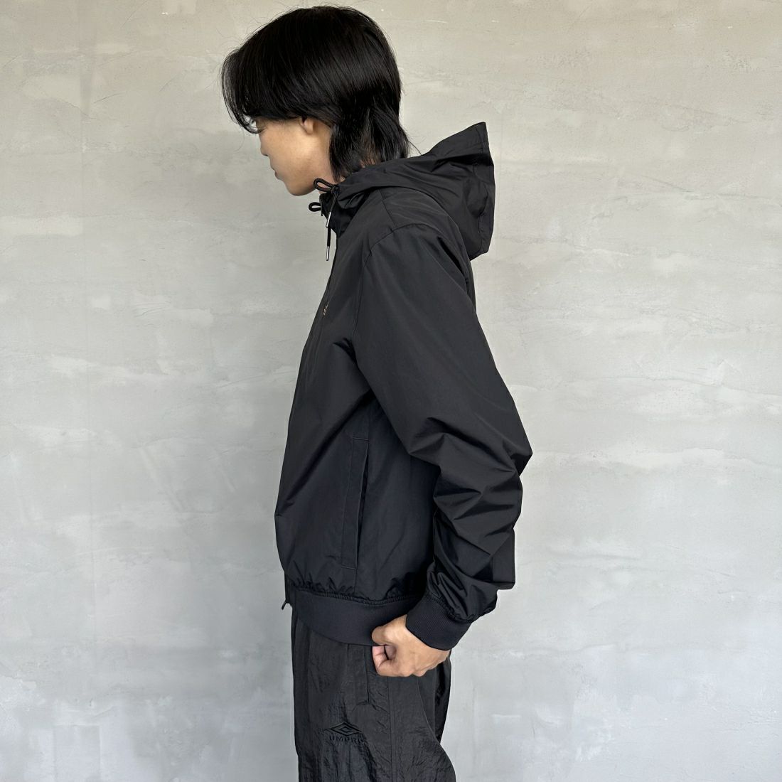 FRED PERRY [フレッドペリー] フード付き ナイロンブレンサムジャケット [J9040] 102 BLACK &&モデル身長：179cm 着用サイズ：M&&