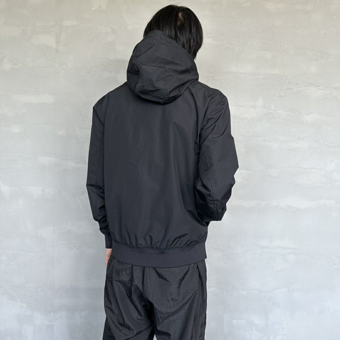 FRED PERRY [フレッドペリー] フード付き ナイロンブレンサムジャケット [J9040] 102 BLACK &&モデル身長：179cm 着用サイズ：M&&