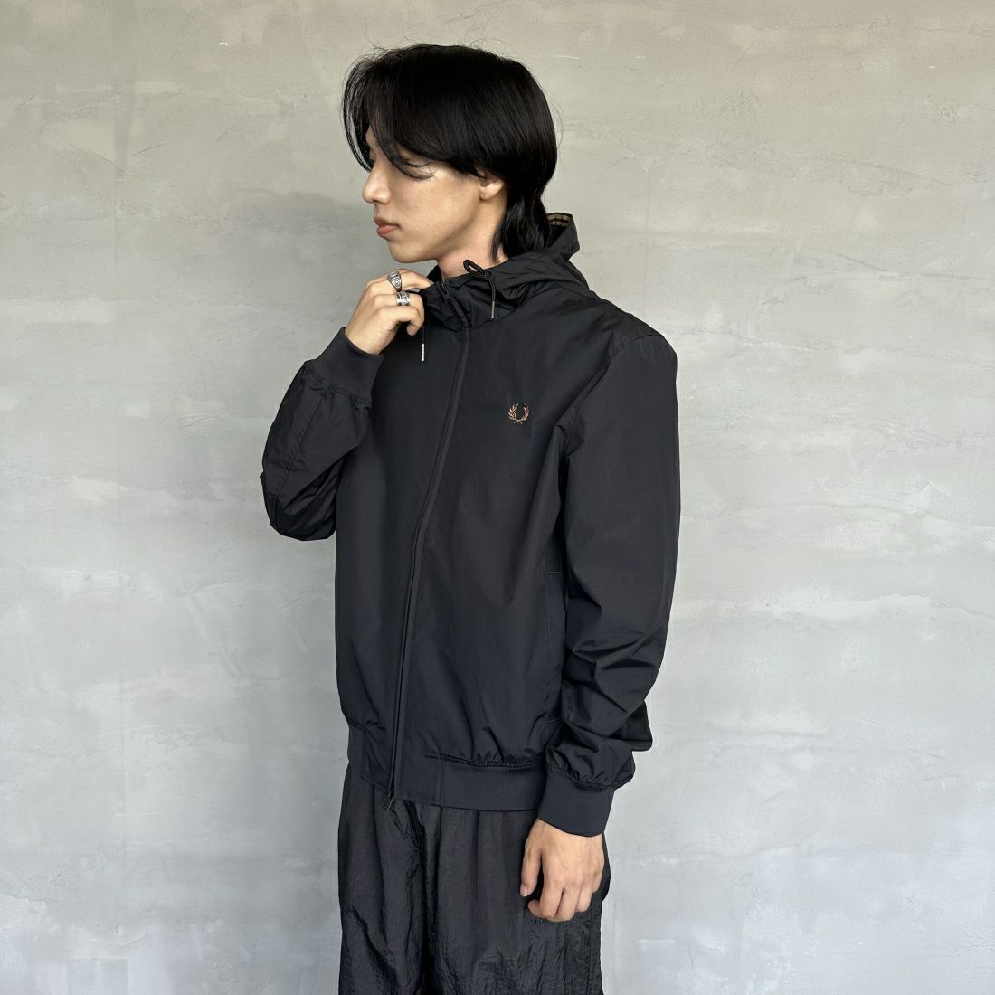 FRED PERRY [フレッドペリー] フード付き ナイロンブレンサムジャケット [J9040] 102 BLACK &&モデル身長：179cm 着用サイズ：M&&
