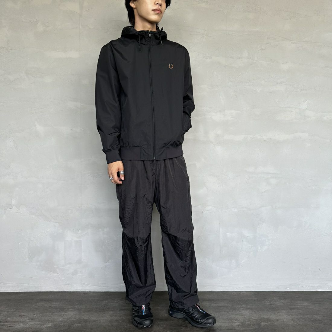 FRED PERRY [フレッドペリー] フード付き ナイロンブレンサムジャケット [J9040] 102 BLACK &&モデル身長：179cm 着用サイズ：M&&