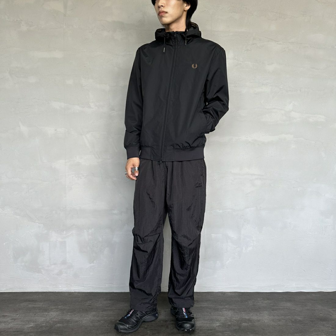 FRED PERRY [フレッドペリー] フード付き ナイロンブレンサムジャケット [J9040] 102 BLACK &&モデル身長：179cm 着用サイズ：M&&