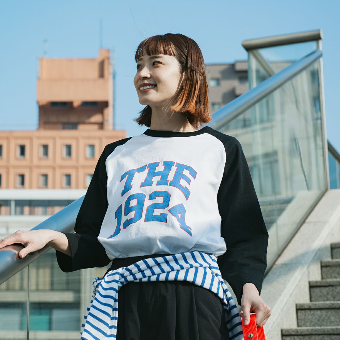 UNIVERSAL OVERALL [ユニバーサルオーバーオール] 別注 ラグランプリント7SLTシャツ THE1924 [U2512210IN-JF] WHT/BLK &&モデル身長：167cm 着用サイズ：F&&