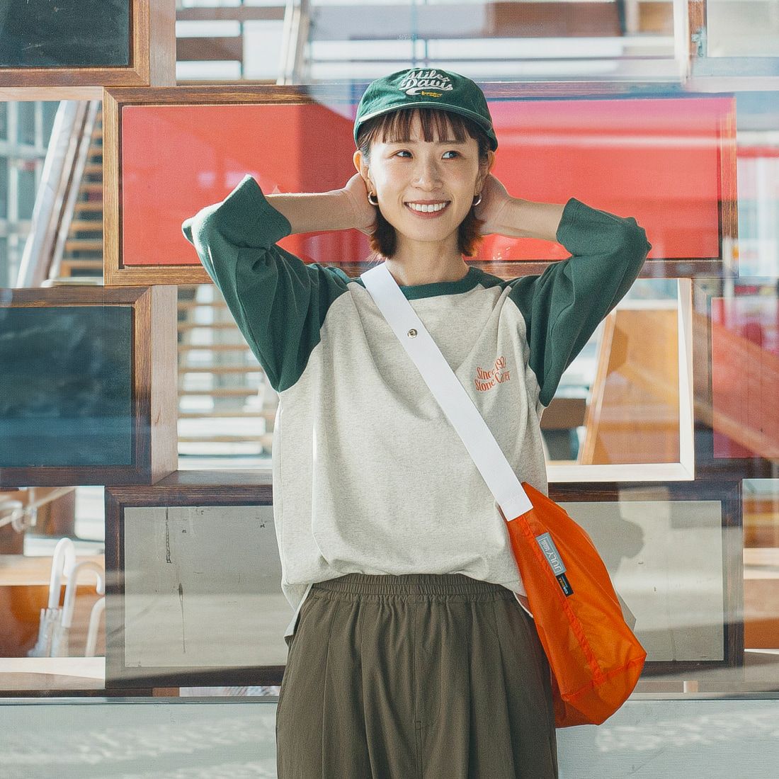 UNIVERSAL OVERALL [ユニバーサルオーバーオール] 別注 ラグランプリント7SLTシャツ SoneCarver [U2512210IN-JF] OAT/GRN &&モデル身長：167cm 着用サイズ：F&&