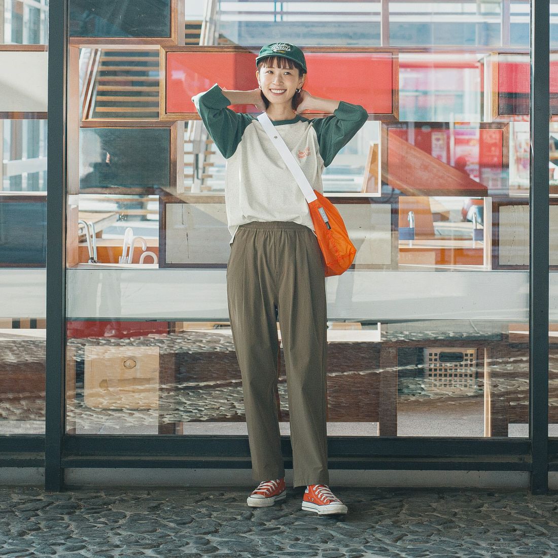 UNIVERSAL OVERALL [ユニバーサルオーバーオール] 別注 ラグランプリント7SLTシャツ SoneCarver [U2512210IN-JF] OAT/GRN &&モデル身長：167cm 着用サイズ：F&&