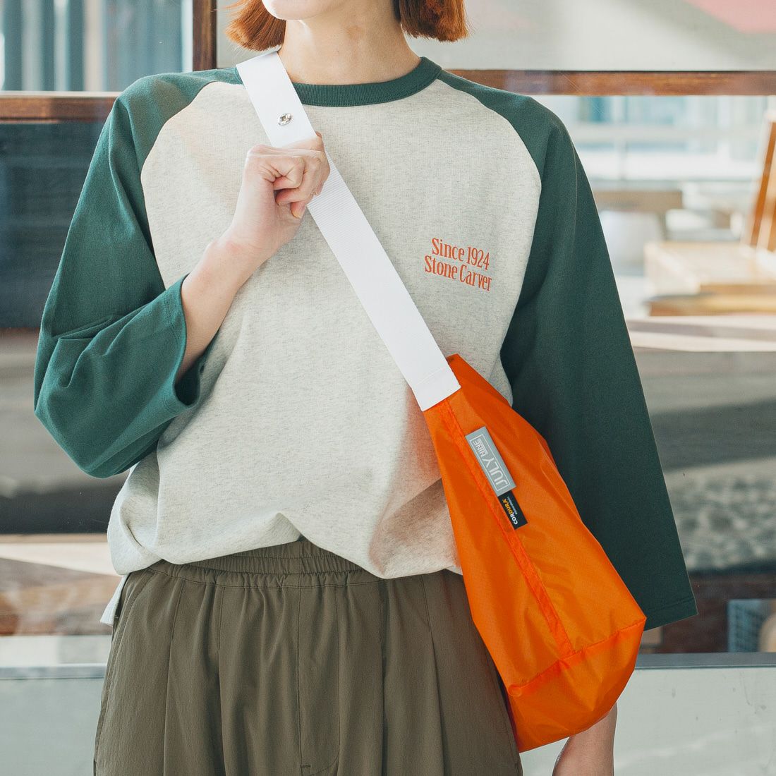 UNIVERSAL OVERALL [ユニバーサルオーバーオール] 別注 ラグランプリント7SLTシャツ SoneCarver [U2512210IN-JF] OAT/GRN &&モデル身長：167cm 着用サイズ：F&&