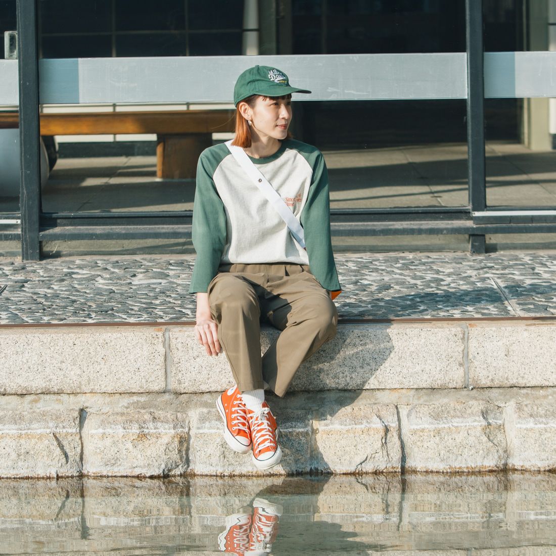 UNIVERSAL OVERALL [ユニバーサルオーバーオール] 別注 ラグランプリント7SLTシャツ SoneCarver [U2512210IN-JF] OAT/GRN &&モデル身長：167cm 着用サイズ：F&&