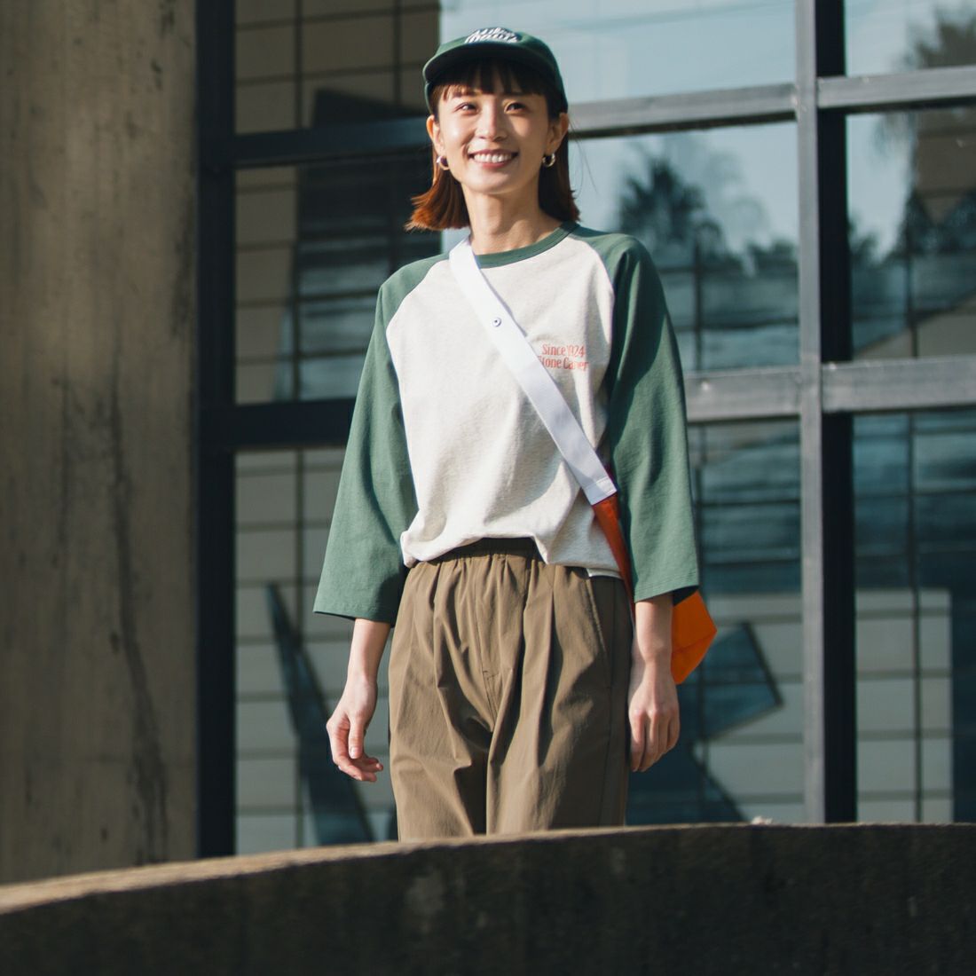 UNIVERSAL OVERALL [ユニバーサルオーバーオール] 別注 ラグランプリント7SLTシャツ SoneCarver [U2512210IN-JF] OAT/GRN &&モデル身長：167cm 着用サイズ：F&&