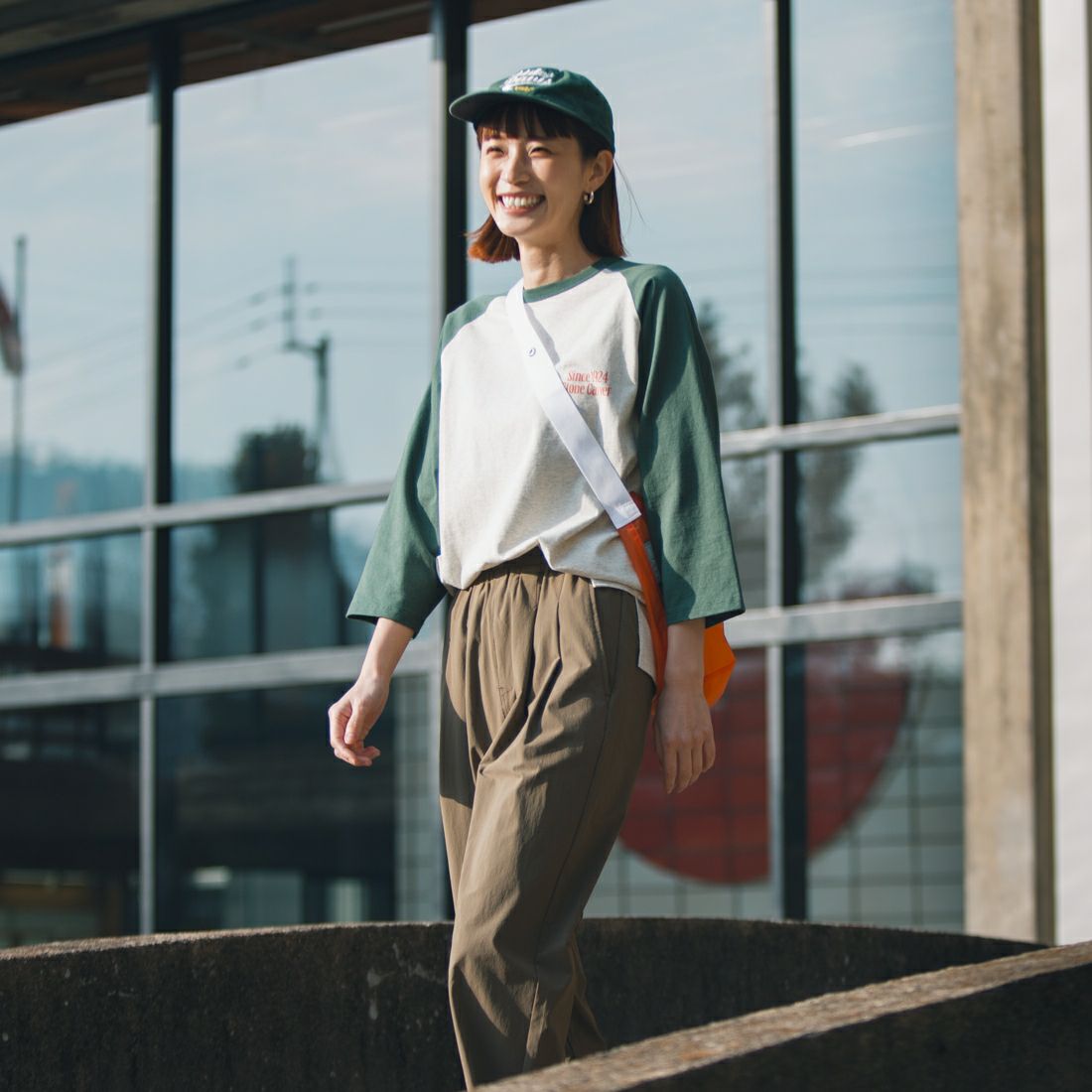 UNIVERSAL OVERALL [ユニバーサルオーバーオール] 別注 ラグランプリント7SLTシャツ SoneCarver [U2512210IN-JF] OAT/GRN &&モデル身長：167cm 着用サイズ：F&&