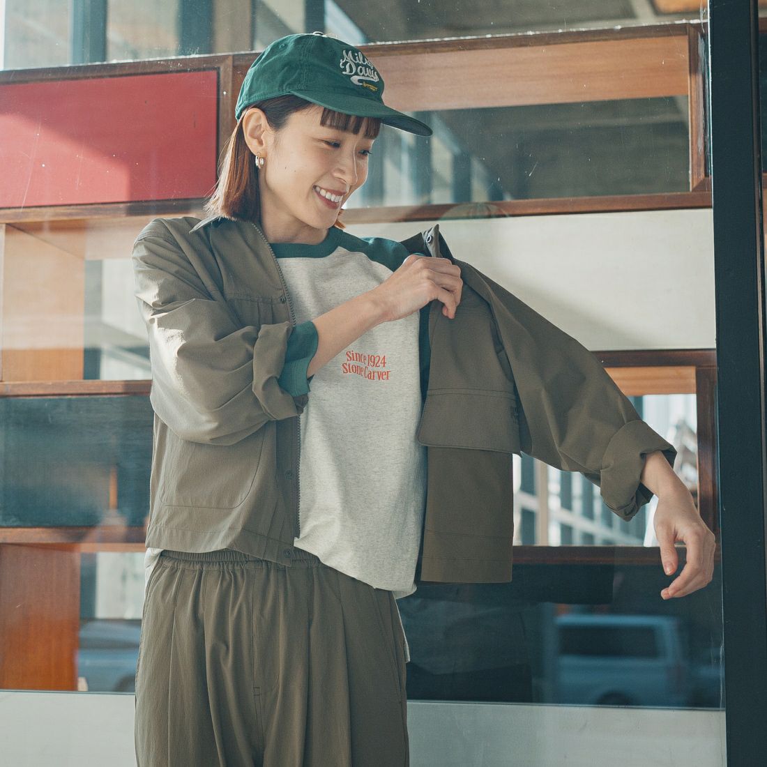 UNIVERSAL OVERALL [ユニバーサルオーバーオール] 別注 ラグランプリント7SLTシャツ SoneCarver [U2512210IN-JF] OAT/GRN &&モデル身長：167cm 着用サイズ：F&&