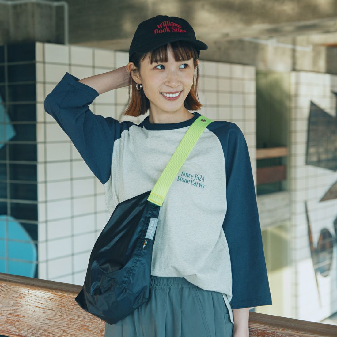 UNIVERSAL OVERALL [ユニバーサルオーバーオール] 別注 ラグランプリント7SLTシャツ SoneCarver [U2512210IN-JF] OAT/NVY &&モデル身長：167cm 着用サイズ：F&&