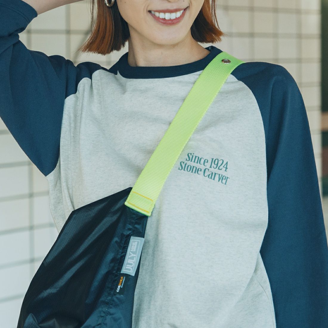 UNIVERSAL OVERALL [ユニバーサルオーバーオール] 別注 ラグランプリント7SLTシャツ SoneCarver [U2512210IN-JF] OAT/NVY &&モデル身長：167cm 着用サイズ：F&&