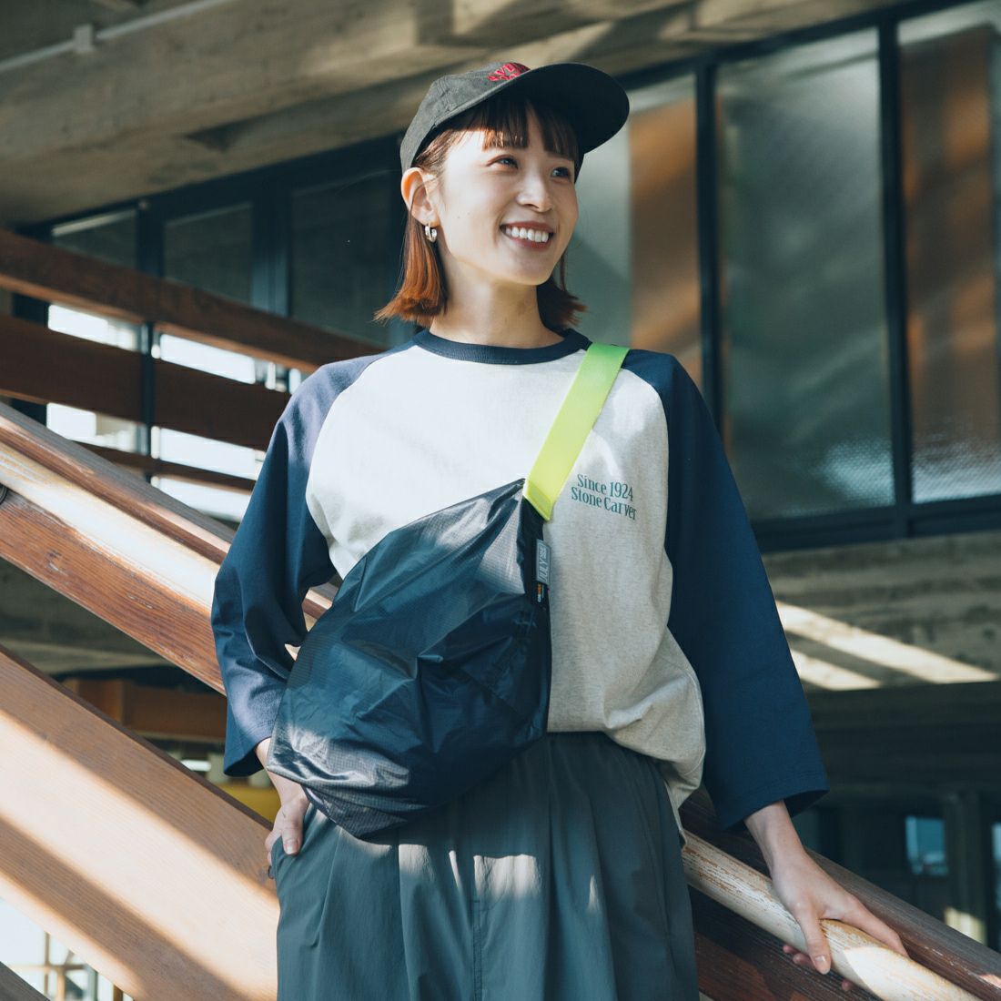 UNIVERSAL OVERALL [ユニバーサルオーバーオール] 別注 ラグランプリント7SLTシャツ SoneCarver [U2512210IN-JF] OAT/NVY &&モデル身長：167cm 着用サイズ：F&&